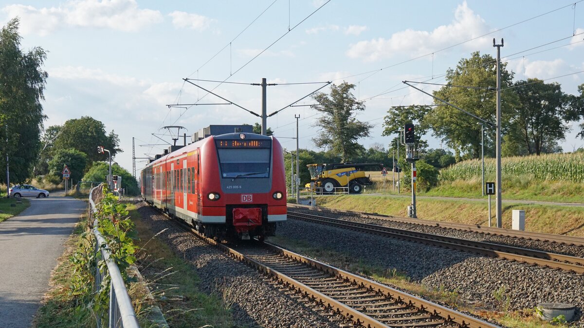 Die RB32 bei der Einfahrt in den Bahnhof Hohenwulsch.
Aufgenommen im Juli 2021.