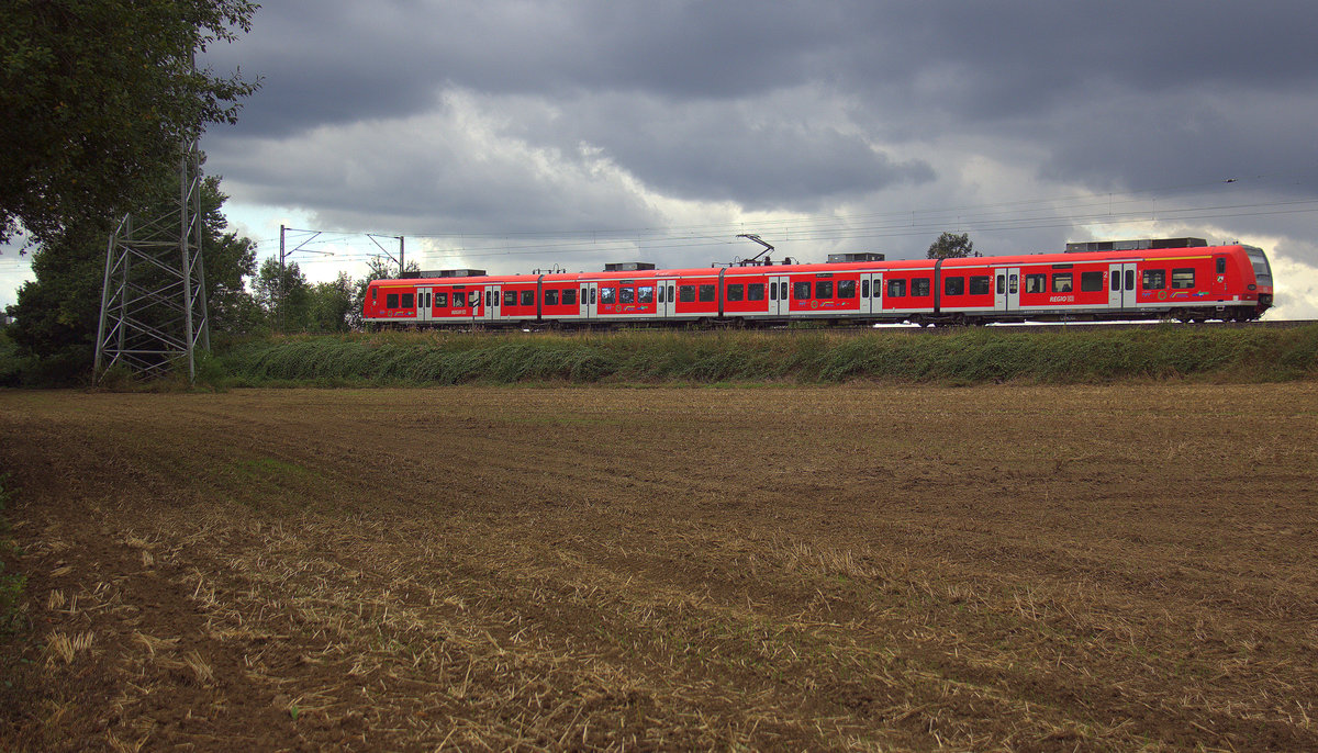 Die RB33 aus Geilenkirchen nach Aachen-Hbf und kommt aus Richtung Herzogenrath,Kohlscheid und fährt durch Richterich in Richtung Laurensberg,Aachen-West,Aachen-Schanz,Aachen-Hbf. 
Aufgenommen zwischen Aachen und Kohlscheid in Uersfeld,Richterich.
Bei Regenwolken und Sonne am Mittag vom 25.8.2018.