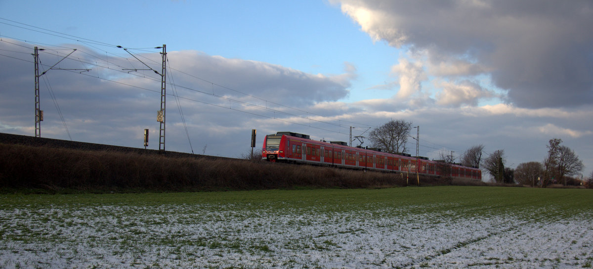 Die RB33 Duisburg-Hbf nach Aachen-Hbf und kommt aus Richtung Herzogenrath,Kohlscheid und fährt durch Richterich in Richtung Laurensberg,Aachen-West,Aachen-Schanz,Aachen-Hbf. Aufgenommen zwischen Aachen und Kohlscheid in Uersfeld,Richterich. 
Bei Schnee und Sonnenschein am Kalten Nachmittag vom 3.2.2019.