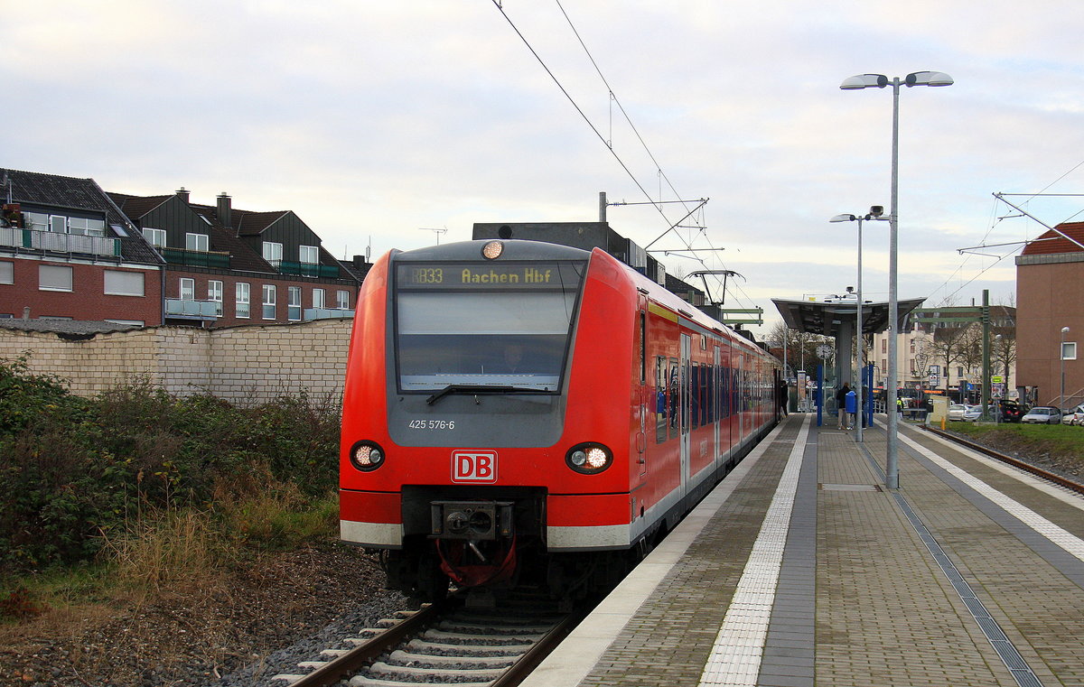 Die RB33 steht im Bahnhof Heinsberg bereit zur Abfahrt nach Aachen-Hbf.
Aufgenommen vom Bahnhof von Heinsberg(Rheinland).
Bei Sonnenschein und Wolken am Nachmittag vom 9.12.2016.