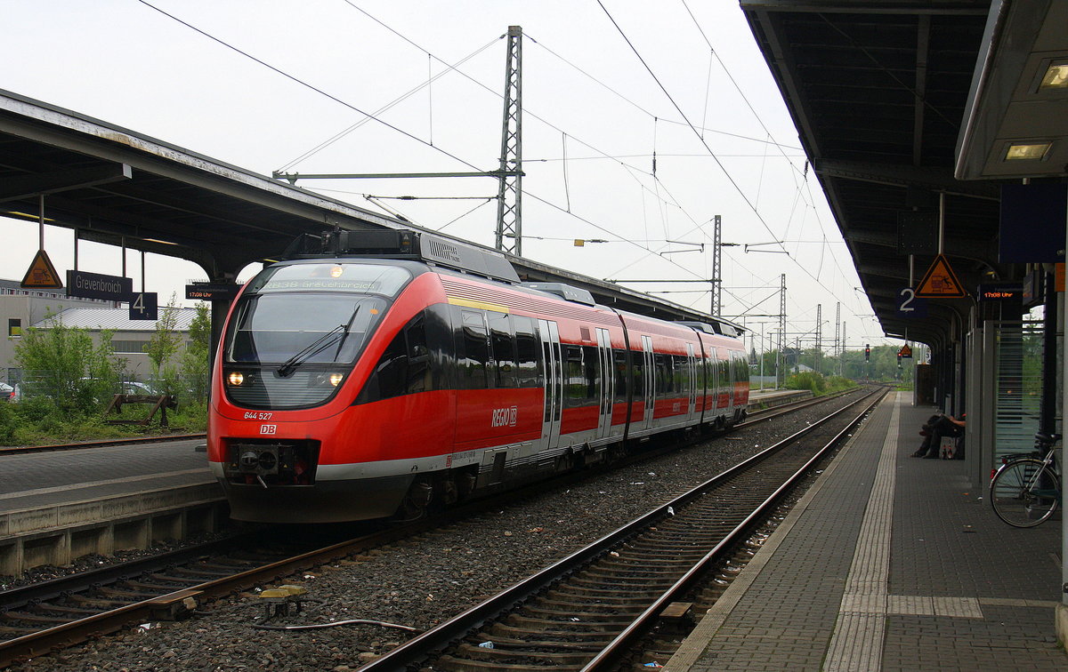 Die RB38 kommt aus Düsseldorf-Hbf nach Grevenbroich und fährt in Grevenbroich ein.
Aufgenommen vom Bahnsteig 1 in Grevenbroich. 
Bei Wolken am Nachmittag vom 5.5.2017.