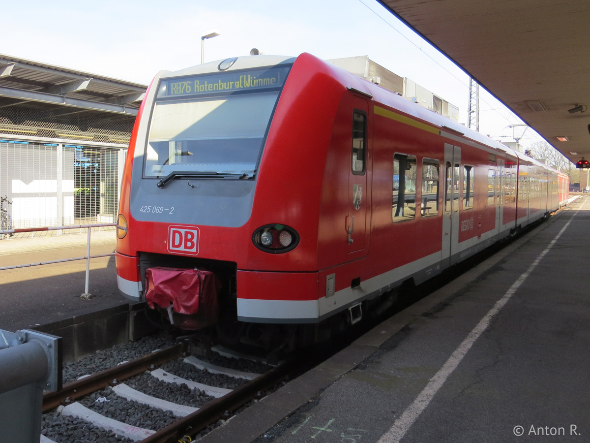 Die RB76 verbindet am Wochenende Rotenburg (Wümme) und Minden (Westfalen). Zum Einsatz kommen Fahrzeuge der Baureihe 425, die in Nordrhein-Westfalen beheimatet sind.
Montags bis freitags hingegen wird nur zwischen Rotenburg (Wümme) und Verden (Aller) gefahren. Diese Leistung erbringen dann die EVB im Subauftrag der DB Regio mit ihren Dieseltriebwagen der Baureihe 628 aus dem Jahre 1993. 
Aufgenommen am 27. Februar 2016 in Minden (Westfalen).