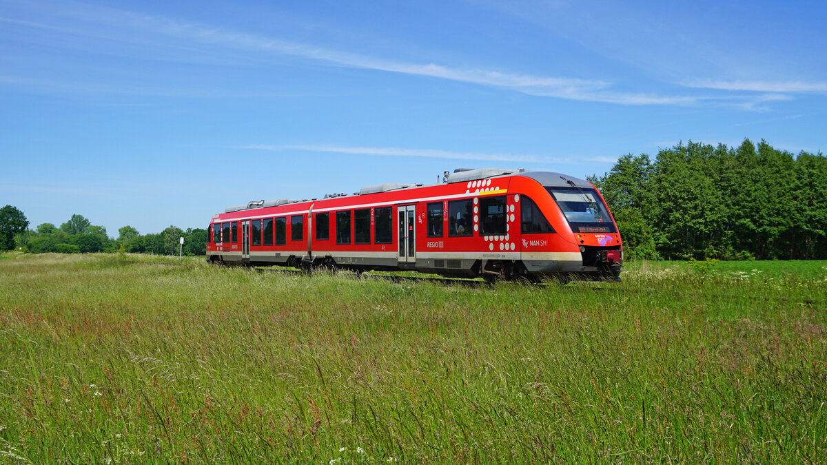 Die RB84 nach Lübeck Hbf zwischen Eutin und Pönitz.
Aufgenommen im Juni 2022.