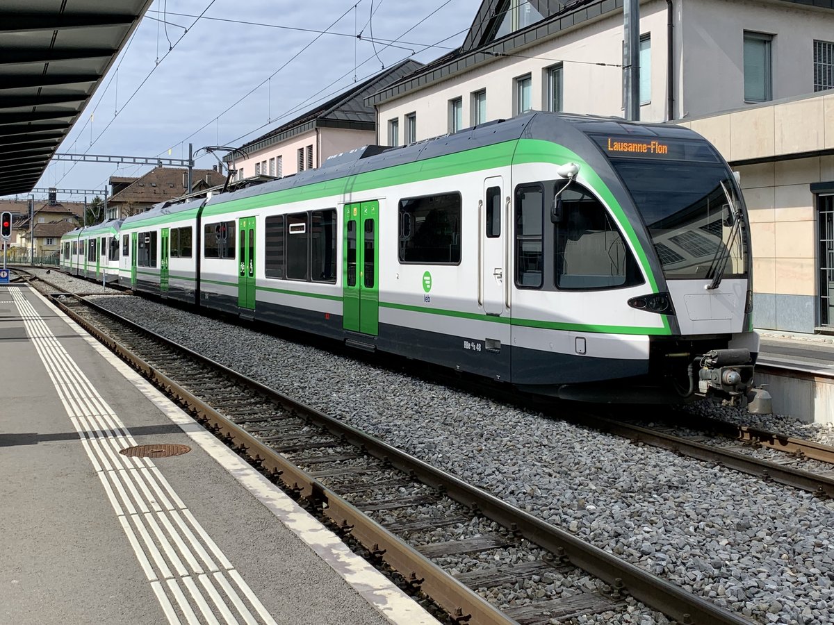 Die RBe 4/8 49 und 48 sind gekuppelt und bereit um weiter nach Lausanne-Flon zu fahren, 17.3.20 im Bhf Echallens.