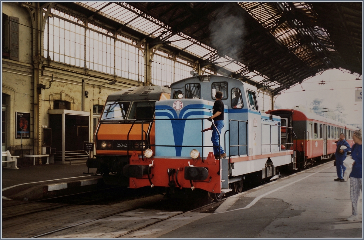 Die RBE BB 71 010 (ex SNCF) ist von Bouveret kommend mit dem  Rive Bleue Express  in Evian  les Bains eingetroffen.

Analoges Bild vom August 1988 
