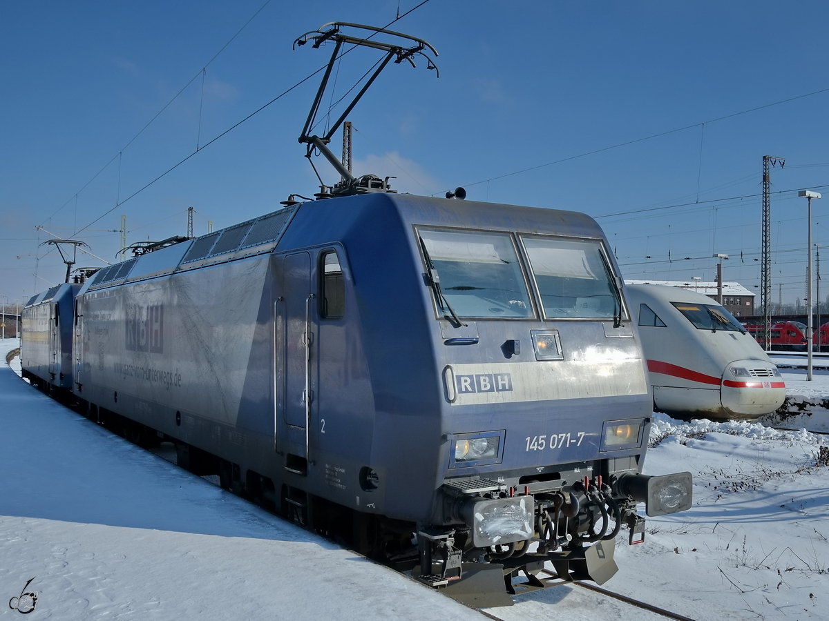 Die RBH-Elektrolokomotiven 145 071-7 & 145 072-5 warten auf die Weiterfahrt, während ICE 401 009 die freie Strecke für die Durchfahrt nutzt. (Hauptbahnhof Wanne-Eickel, Februar 2021)