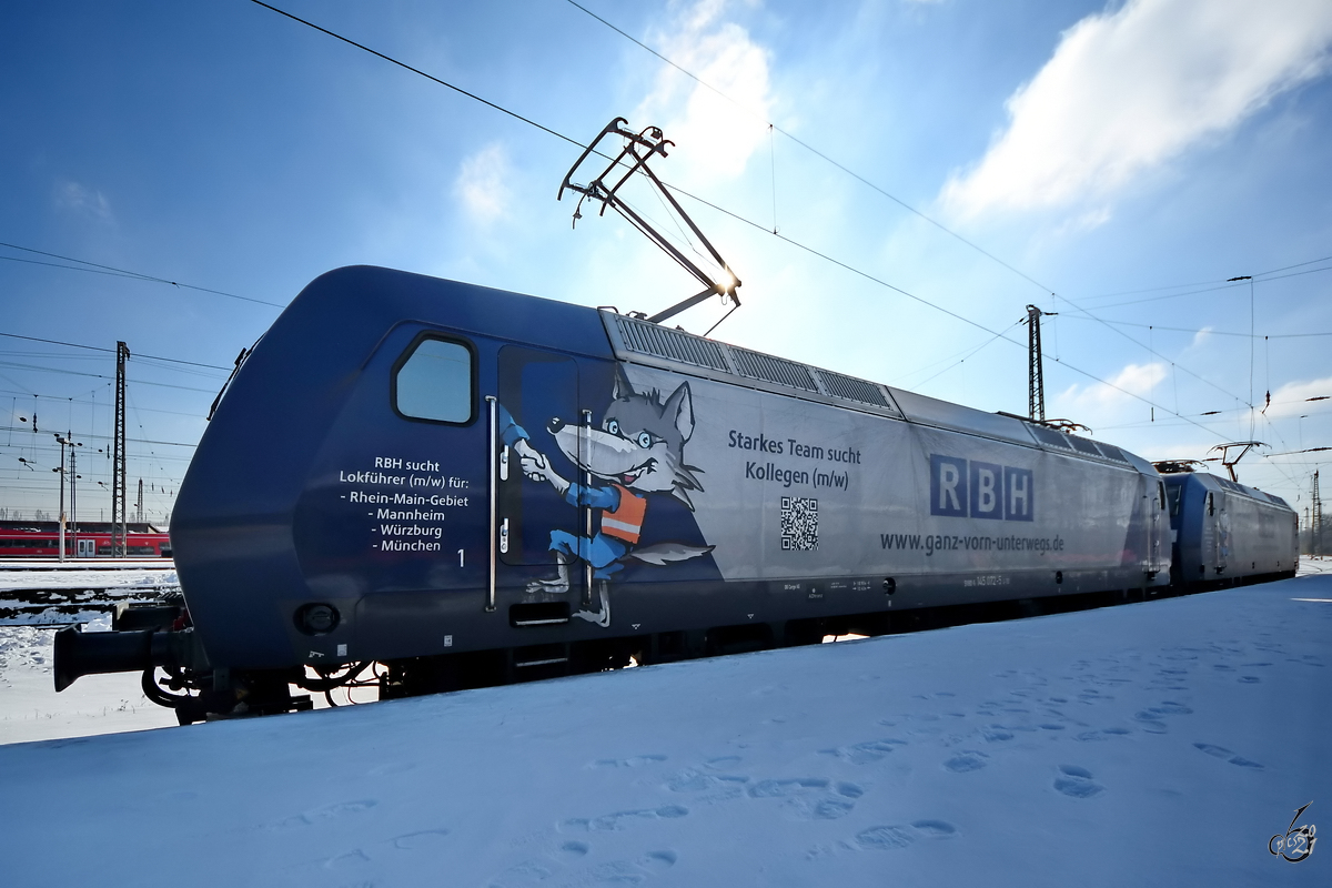 Die RBH-Elektrolokomotiven 145 072-5 & 145 071-7 warten auf die Weiterfahrt. (Hauptbahnhof Wanne-Eickel, Februar 2021) 