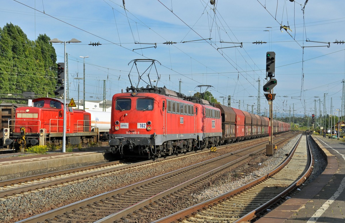 Die RBH Lok 162 alias 140 789 und Schwesterlok sind mit einem Erz-oder Kohlezug in Richtung Norden unterwegs.Bild entstand im Bahnhof Neuwied am 2.10.2013.
