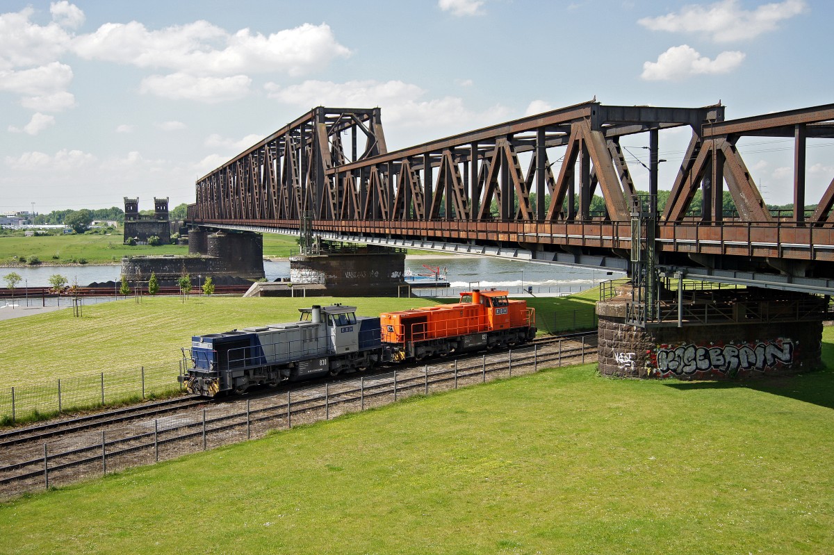 Die RBH-Lokomotiven 830 u. 821 (MaK G 1206) am 19.05.2014 unter der Duisburg-Hochfelder Eisenbahnbrücke.