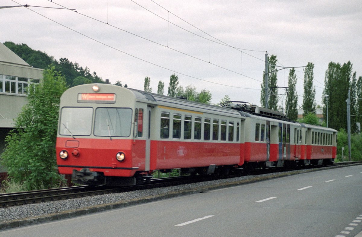 Die RBS-ABt 205, BDre 4/4 23 und Bt 222 am frühen Morgen des 12. Juni 2002 als Bolliger Einsatzzug zwischen Ittigen und Bolligen.