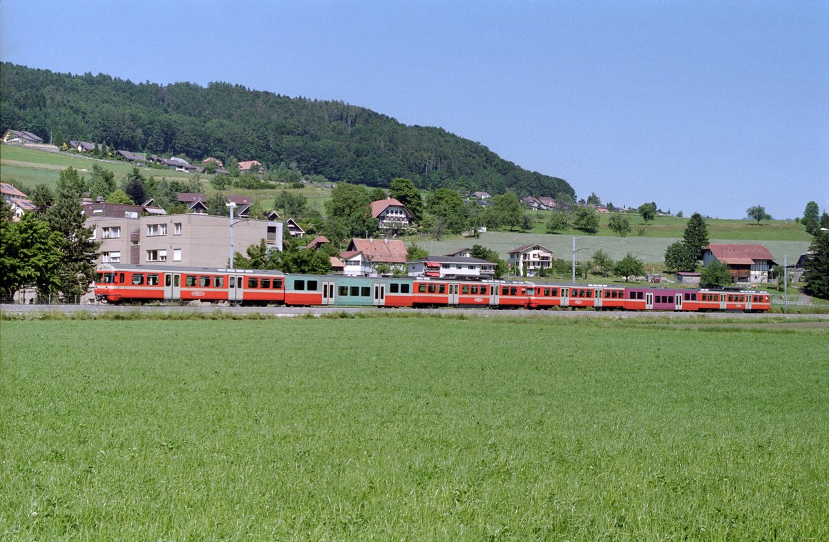 Die RBS-Be 4/12 45 und 46 noch im alten Anstrich am 8. Juni 2004 auf der damaligen Linie W zwischen Boll-Utzigen und Stettlen.