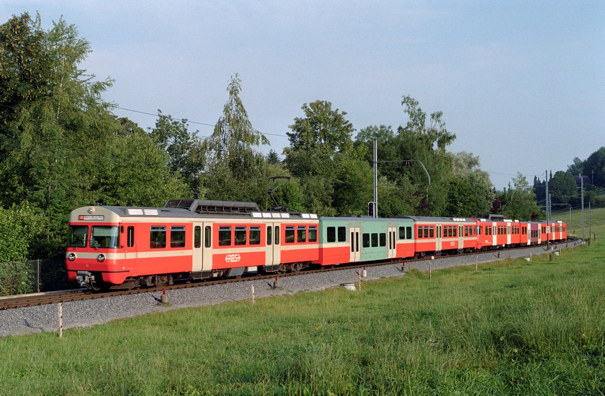 Die RBS-Be 4/12 45 im alten sowie 58 im neuen Anstrich am 22. Juli 2004 auf der damaligen Linie W bei Bolligen.
