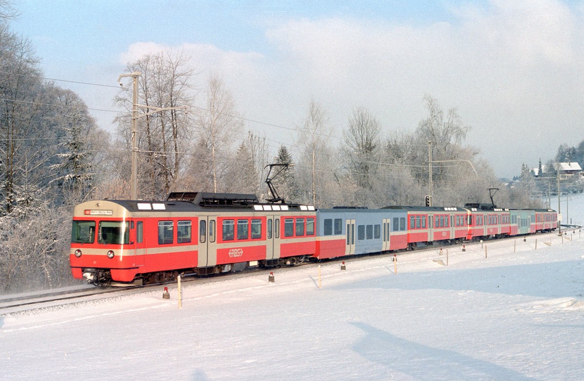 Die RBS-Be 4/12 51 und 45 am 24. Februar 2004 auf der damaligen Linie W bei Bolligen.