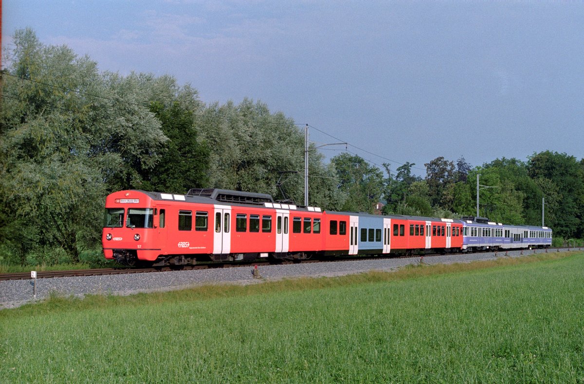 Die RBS-Be 4/12 57 und 56 (mit Werbung für die Valiant Bank) am 22. Juli 2004 auf der damaligen Linie W zwischen Bolligen und Bolligen B.