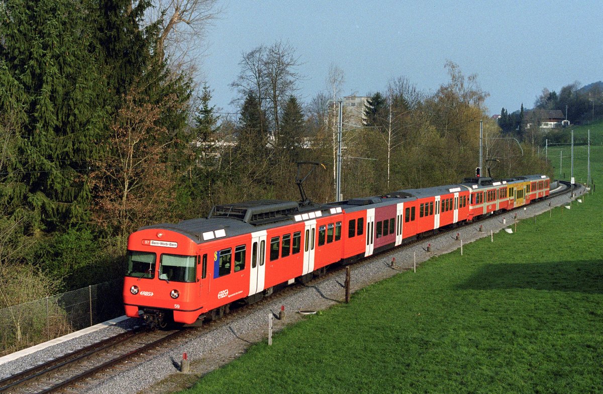 Die RBS-Be 4/12 59 im neuen und 49 im alten Anstrich am 14. April 2005 auf der Linie S7 bei Bolligen.