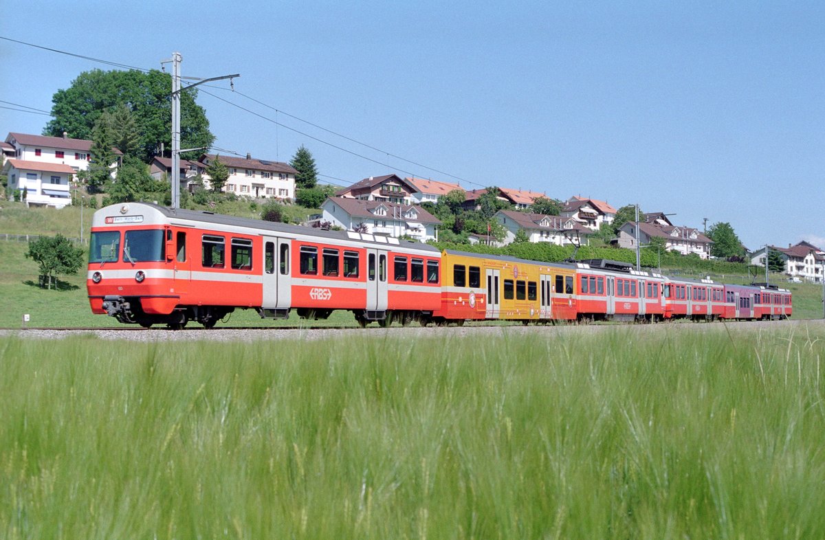 Die RBS-Be 4/12 60 und 47 noch im alten Anstrich am 8. Juni 2004 auf der damaligen Linie W zwischen Boll-Utzigen und Stettlen.