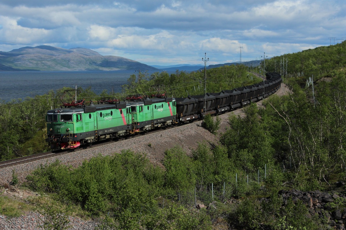 Die RC4 1252 und die RC4 1256 mit dem G 91172 am 15.06.2014 zwischen Abisko und Bergfors.