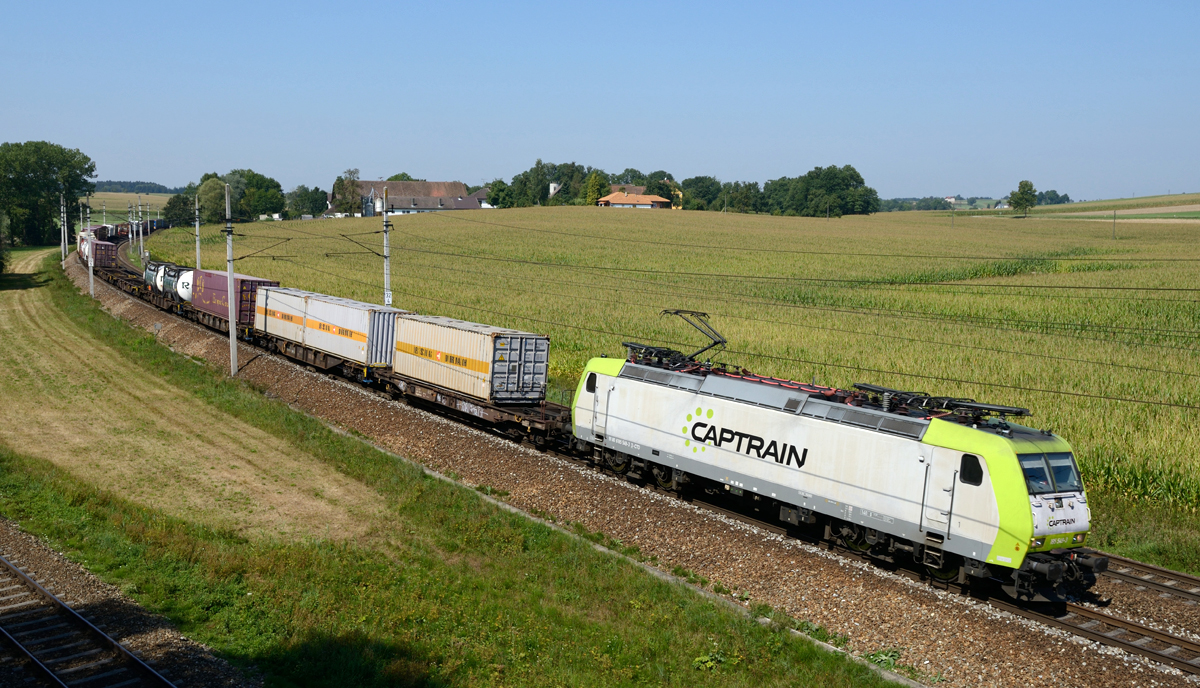 Die  RCA-Kistn' 43991 ist planmäßig mit einer privaten 185er eines deutschen EVU's bespannt. Am 22. August 2015 hatte die Captrain 185 549 die Ehre nach Wels zu fahren, und wurde von mir bei Neumarkt-Kallham fotografiert.