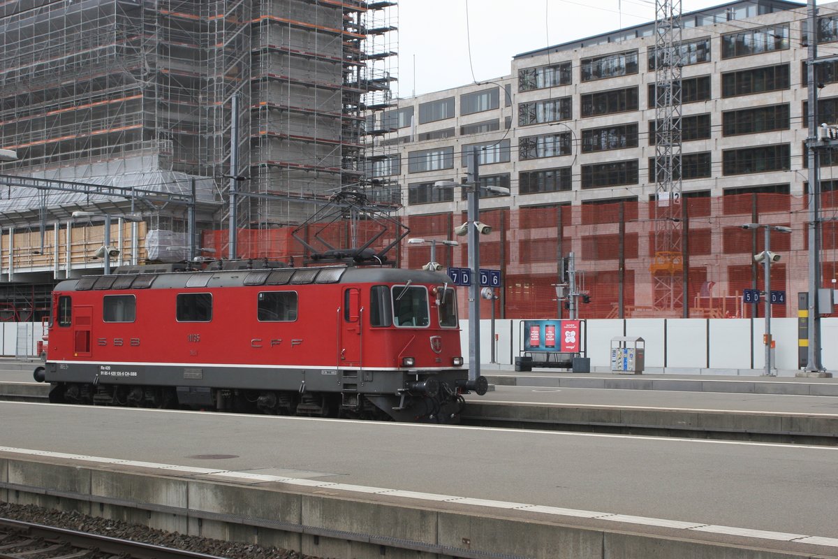 Die Re 420 135 (Re 4/4 11135) macht sich auf den Weg vom Hauptbahnhof ins Depot.

Zürich HB, 18.04.2017