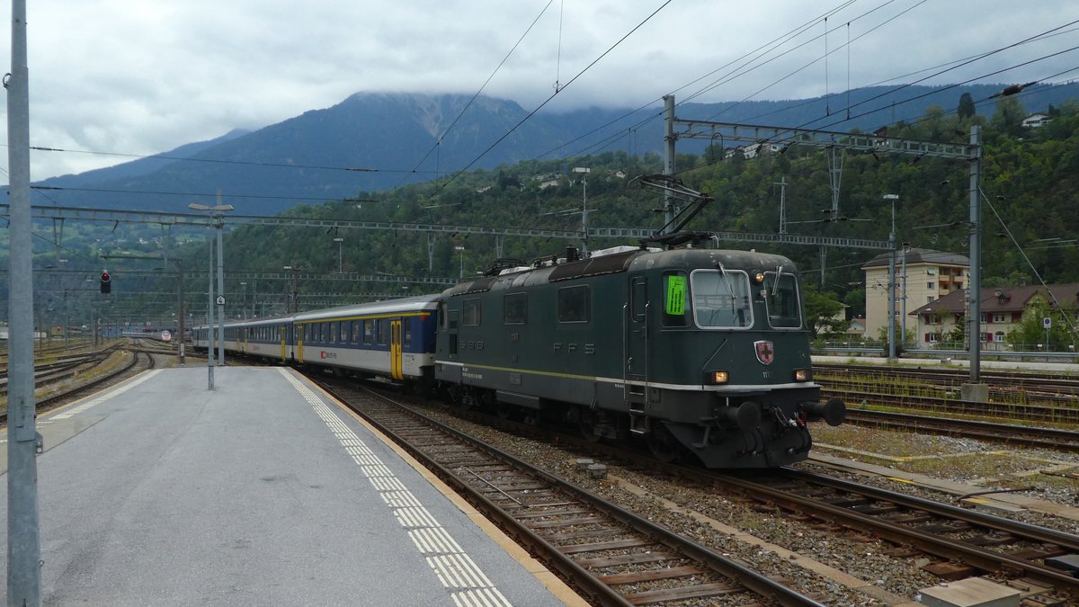 Die Re 420 161 fährt mit einem RE von Iselle in Birg ein. Die Lok scheint auch mit angezogener Handbremse fahren zu können. Brig 22.8.2020
