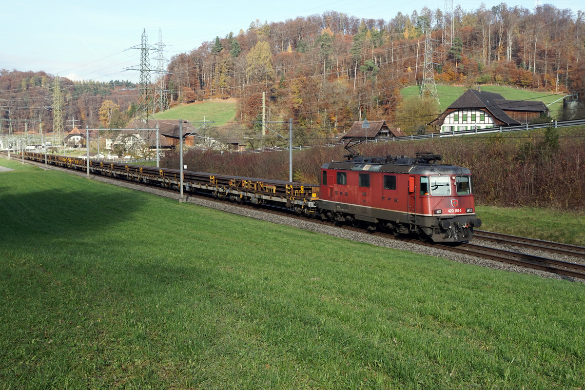 Die Re 420 163-0 mit ihrer Sonderleistung Hägendorf-Utzenstorf via Burgdorf bei Wynigen am 12. November 2020.
Foto: Walter Ruetsch