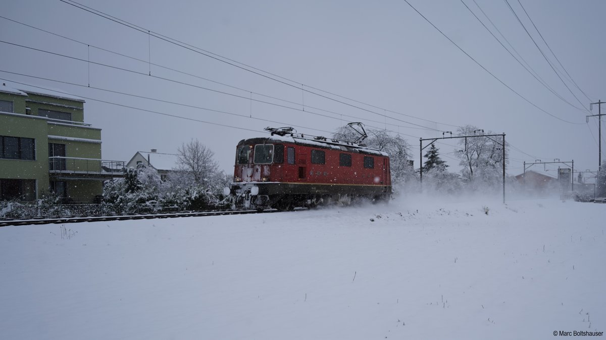 Die Re 420 234 ist als Lokzug von Buchs SG nach Frauenfeld unterwegs. Sie erreicht in Kürze Weinfelden. An diesem 14. Januar dominierte der Schnee, so war auch die Front erweisst. Staubwolken rundeten den Lokzug ab. Weinfelden 14.01.2021