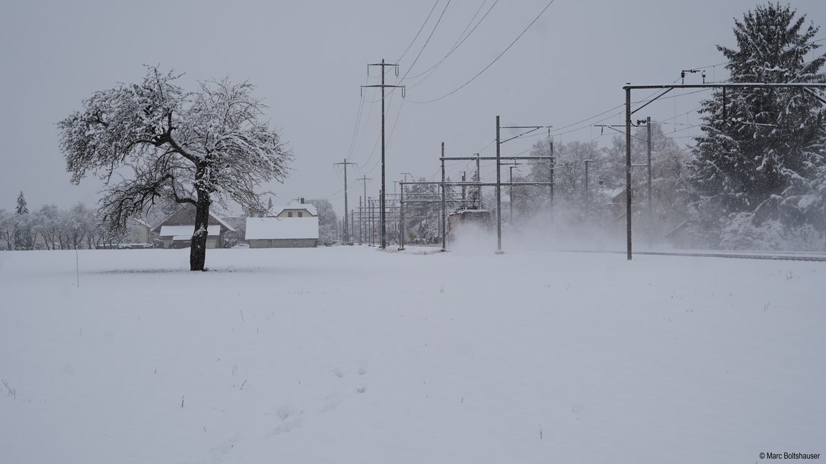 Die Re 420 234 fährt als Lokzug von Buchs nach Frauenfeld. Dieser Lokzug ist sehr speziell, da er über 100 km zurücklegt, ohne nur einen Güterwagen mitzunehmen. Sie fährt durch ihr eigenes Schneegestöber und versteckt sich gut in der Weissen Pracht. Weinfelden, 14.01.2021