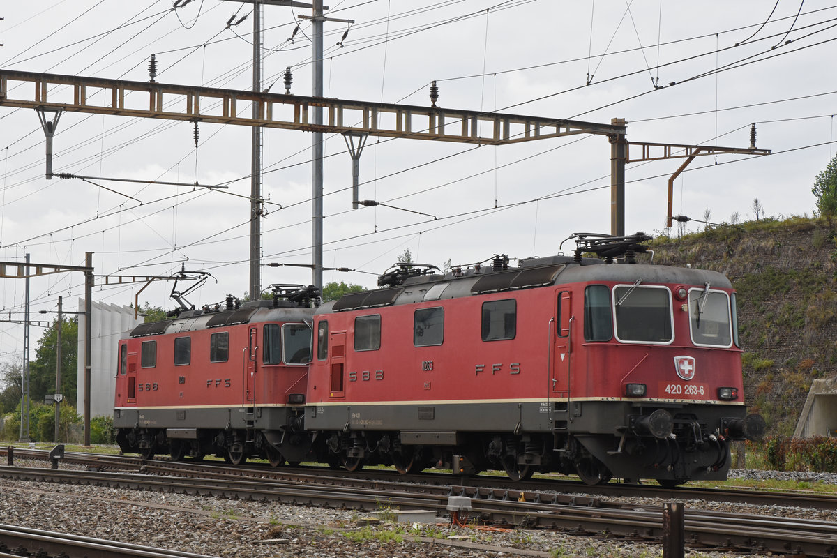 Die Re 420 240-4 schleppt die Re 420 263-6 durch den Bahnhof Pratteln. Die Aufnahme stammt vom 06.09.2019.