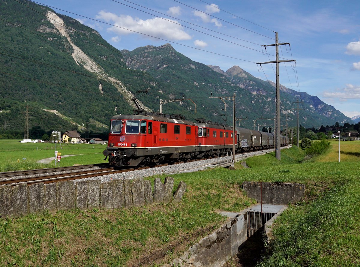 Die Re 420 249 und die Re 620 031 mit einem Stahlzug am 25.05.2017 unterwegs bei Arbedo-Castione.