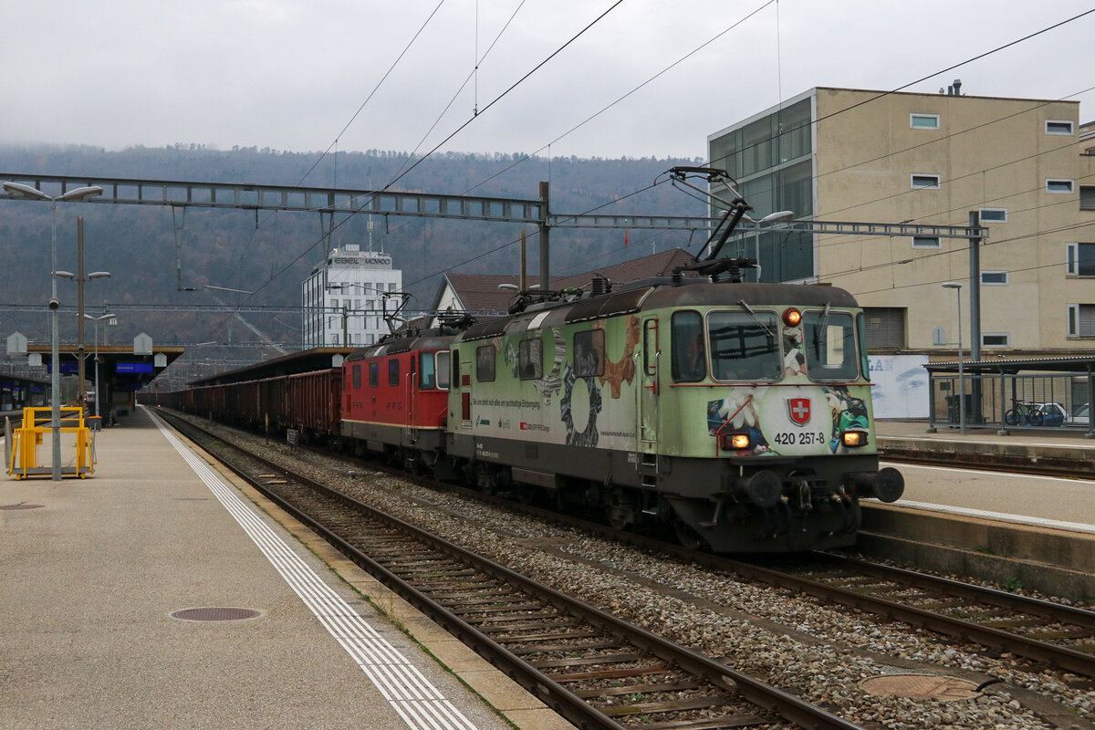 Die Re 420 257 und eine weitere Re 420 fahren mit einem vollem Rübenzug durch Biel Richtung Lyss. Der Zug startete in Genève la Praille und endete bei der Zuckerfabrik Aarberg. 27.11.2022
