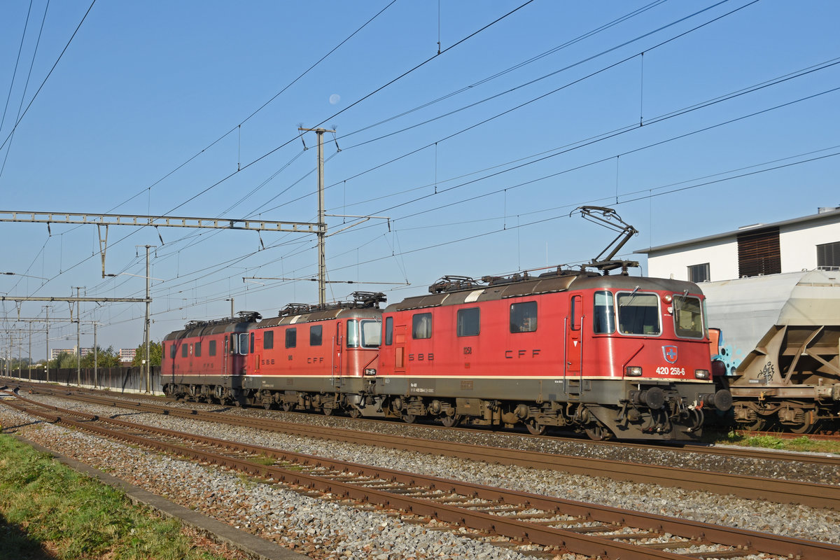 Die Re 420 258-6 und die kalten Loks 11240 und 11610 durchfahren den Bahnhof Rheinfelden. Die Aufnahme stammt vom 28.09.2018.