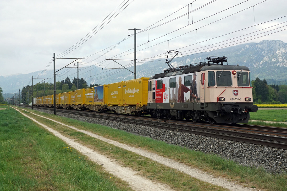 Die Re 420 262-8, ein sehr seltener Gast in meiner Gegend, mit einem Postzug bei Deitingen am am 20. April 2020.
Foto: Walter Ruetsch