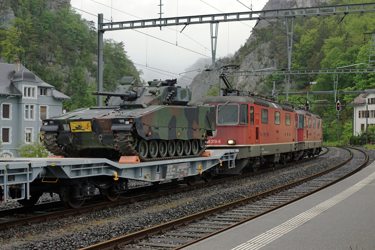 Die Re 420 265-1 und Re 420 319-6 brachten am 27. Mai 2021 ein Militärzug von Biel zum Waffenplatz Bure-Kaserne.
Impressionen von Moutier.
Foto: Walter Ruetsch