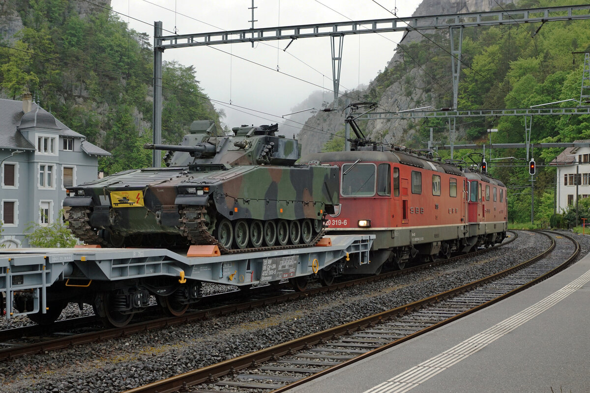 Die Re 420 265-1 und Re 420 319-6 brachten am 27. Mai 2021 ein Militärzug von Biel zum Waffenplatz Bure-Kaserne.
Impressionen von Moutier.
Foto: Walter Ruetsch