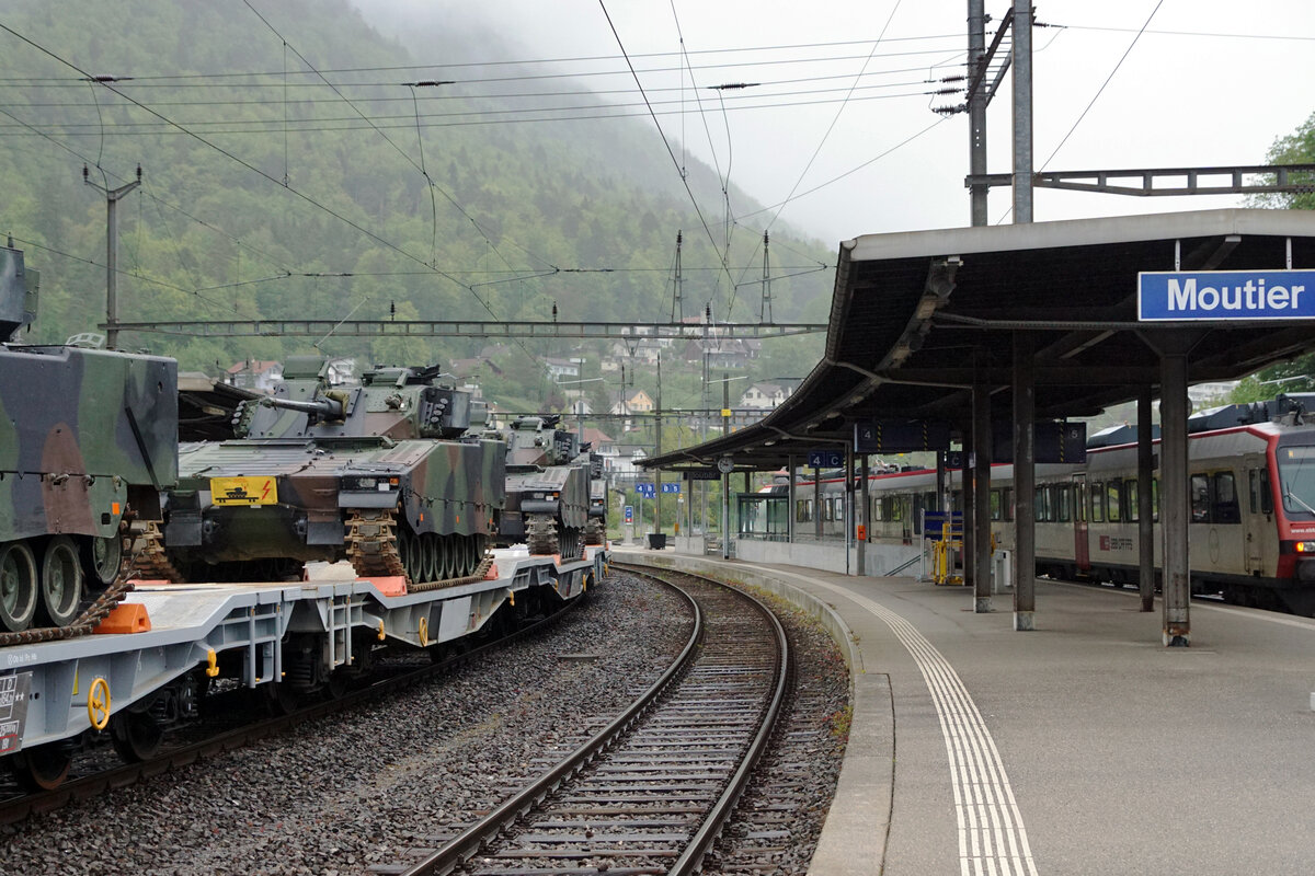 Die Re 420 265-1 und Re 420 319-6 brachten am 27. Mai 2021 ein Militärzug von Biel zum Waffenplatz Bure-Kaserne.
Impressionen von Moutier.
Foto: Walter Ruetsch