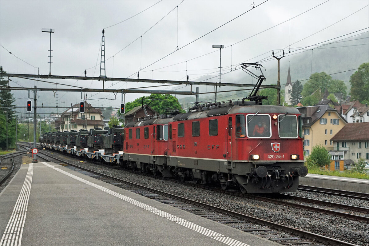 Die Re 420 265-1 und Re 420 319-6 brachten am 27. Mai 2021 ein Militärzug von Biel zum Waffenplatz Bure-Kaserne.
Impressionen von Moutier.
Foto: Walter Ruetsch