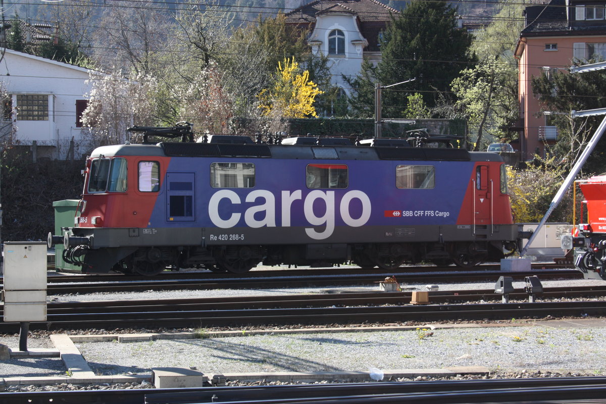 Die Re 420 268-5 steht am 05.01.2010 in Chur vor dem Depot. Die Lok fährt zurzeit mit der Gottardo 2016 Werbung durch die Schweiz.