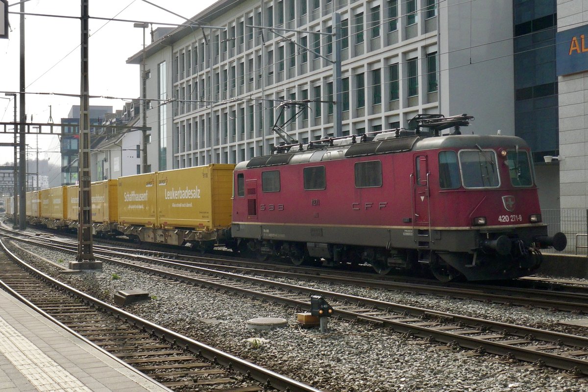 Die Re 420 271 mit einem Postzug am 26.2.21 vor der Durchfahrt in Olten.