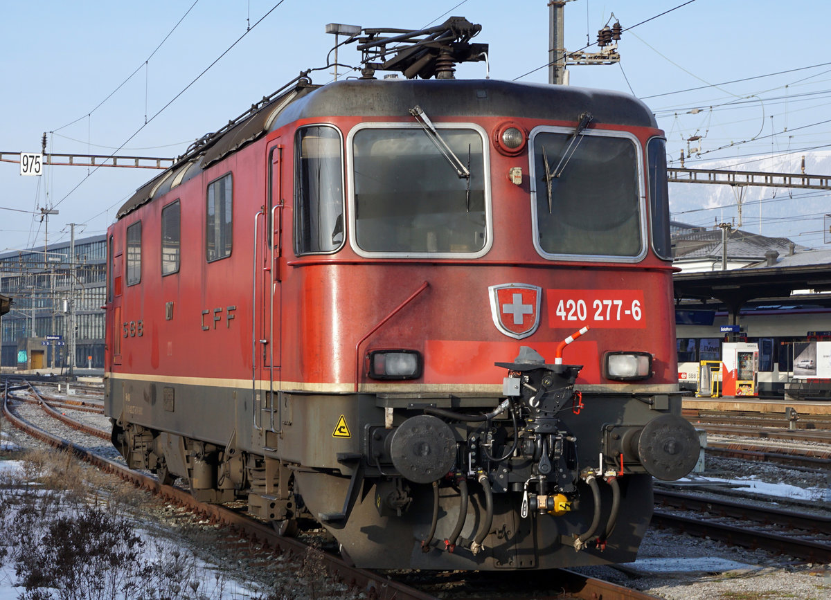 Die Re 420 277-6 ausgerüstet mit der Hybridkupplung auf den nächsten Einsatz wartend in Solothurn-HB am 4. Februar 2019.
Diese Kupplung haben die Re 420 277 bis 288, davon tragen die Loks 420 280 und 288 den Spezialanstrich ''vorwärts''.
Bildausschnitt Fotoshop.
Foto: Walter Ruetsch
  