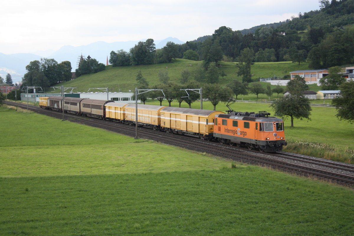 Die Re 420 320  Interregio Cargo  fährt am 27.06.2015 mit dem am jeden Samstag Abend fahrenden Postzug nach Frauenfeld durch St.Margrethen. Fotografiert von dern Nebengrabenbrücke aus.