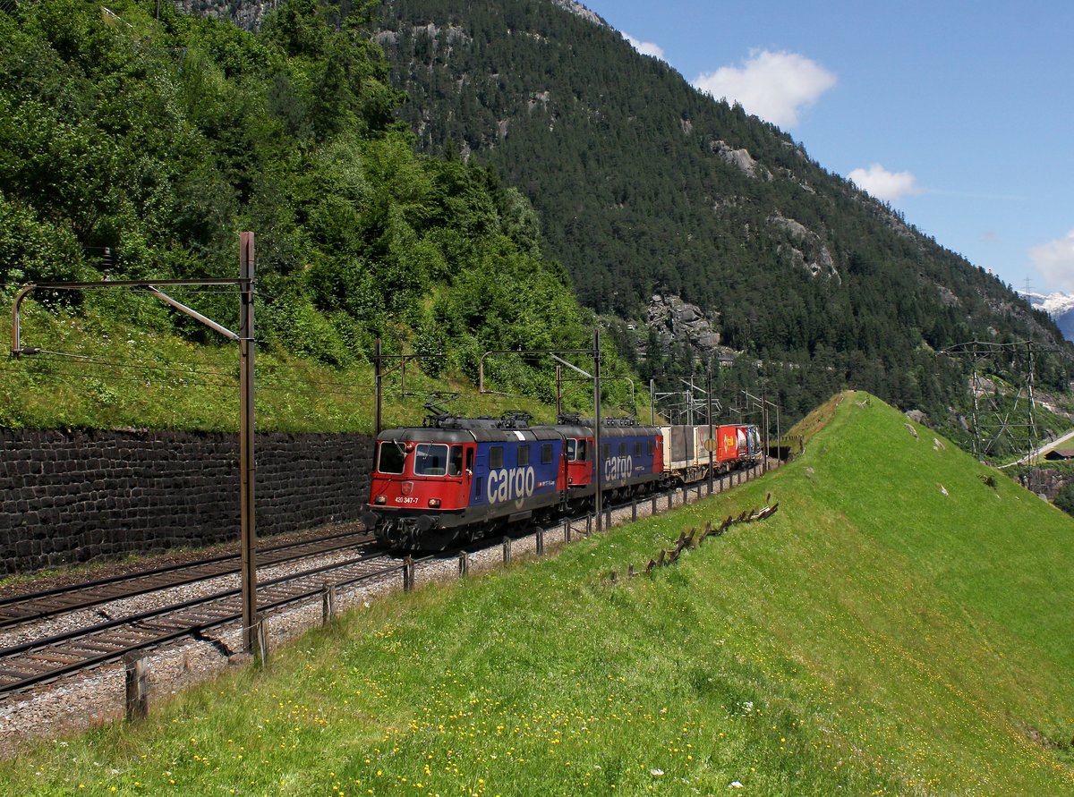 Die Re 420 347 und die Re 620 074 mit einem KLV-Zug am 16.07.2016 unterwegs bei Wassen.