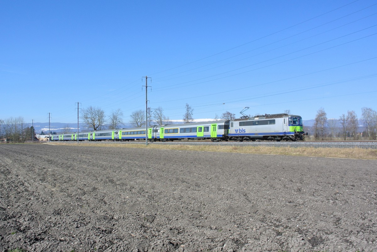Die Re 420 501-9 schiebt ihren EWIII Pendel als RE 3936 bei Mntschemier Richtung Neuchatel, 06.03.2015.