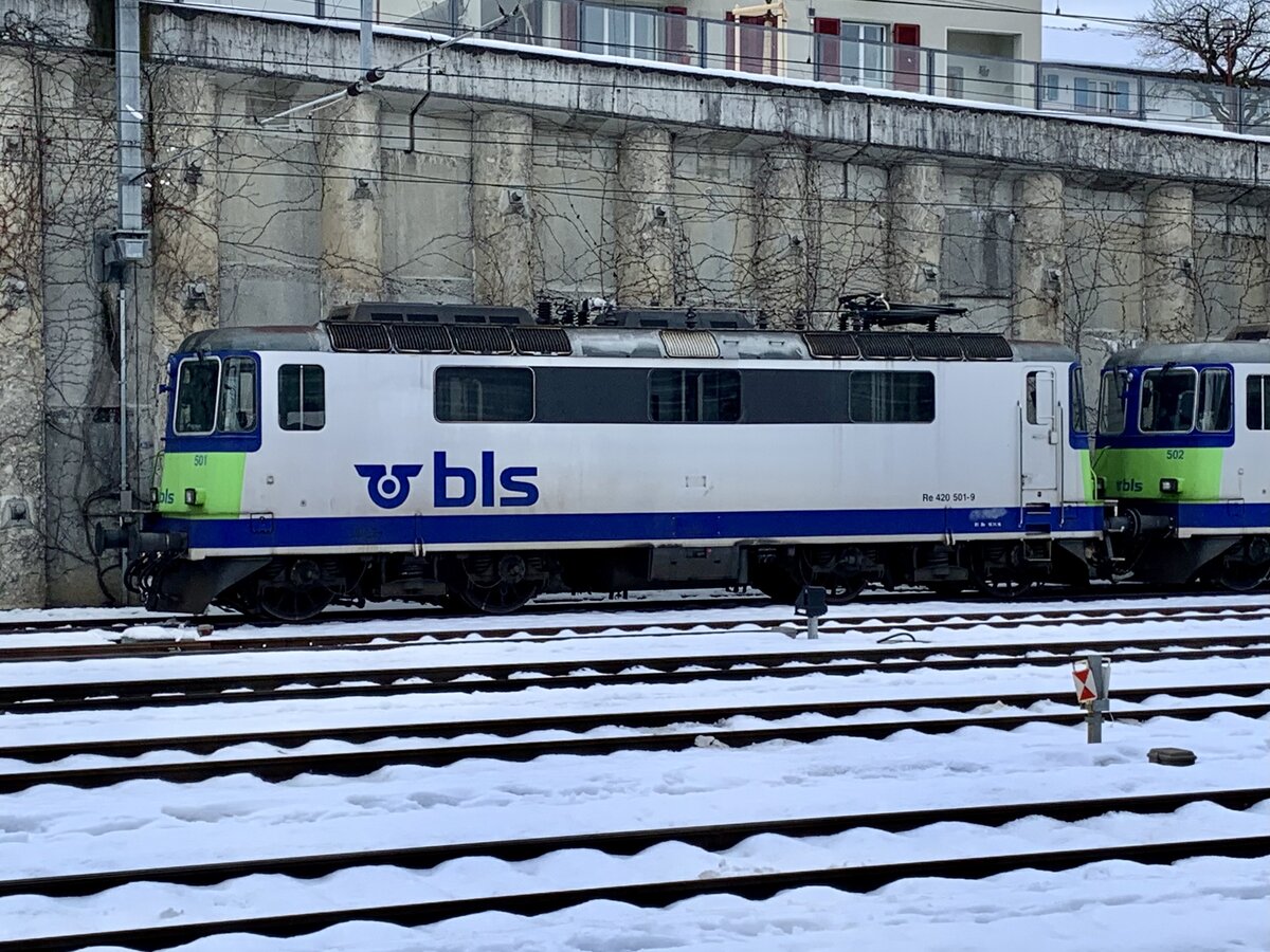 Die Re 420 501 der BLS am 12.12.21 beim Bahnhof Spiez abgestellt.