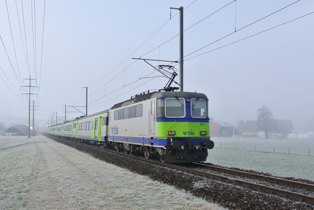 Die Re 420 504-3 schiebt den RE 4368 bei Littau Richtung Bern, 06.01.2015.