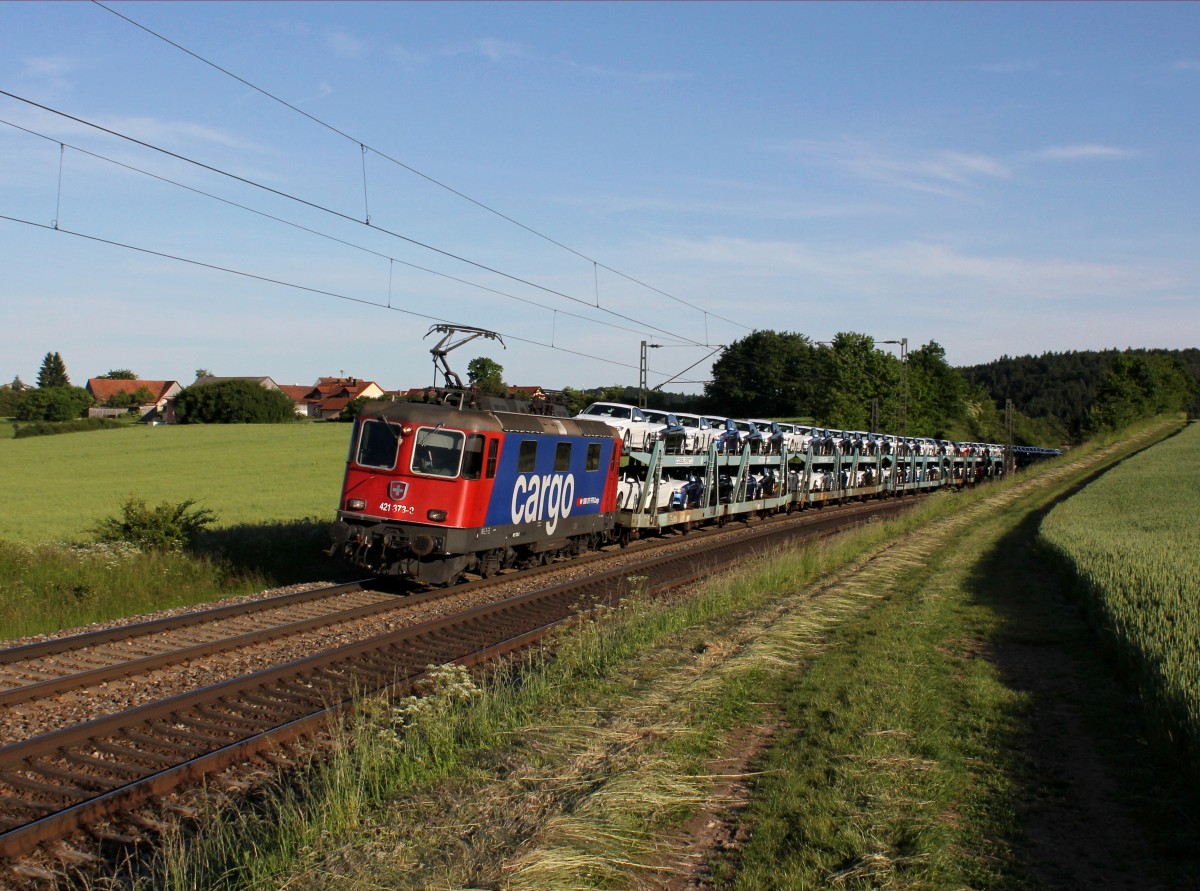 Die Re 421 373 mit einem Autozug am 06.06.2014 unterwegs bei Dettenhofen.