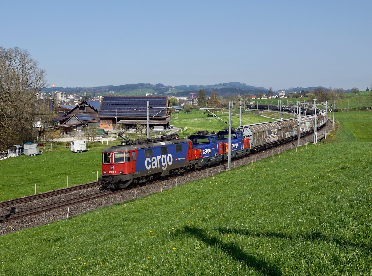 Die Re 421 375, die 923 003 und die 923 029 mit einem Güterzug am 08.04.2017 unterwegs bei Gossau.