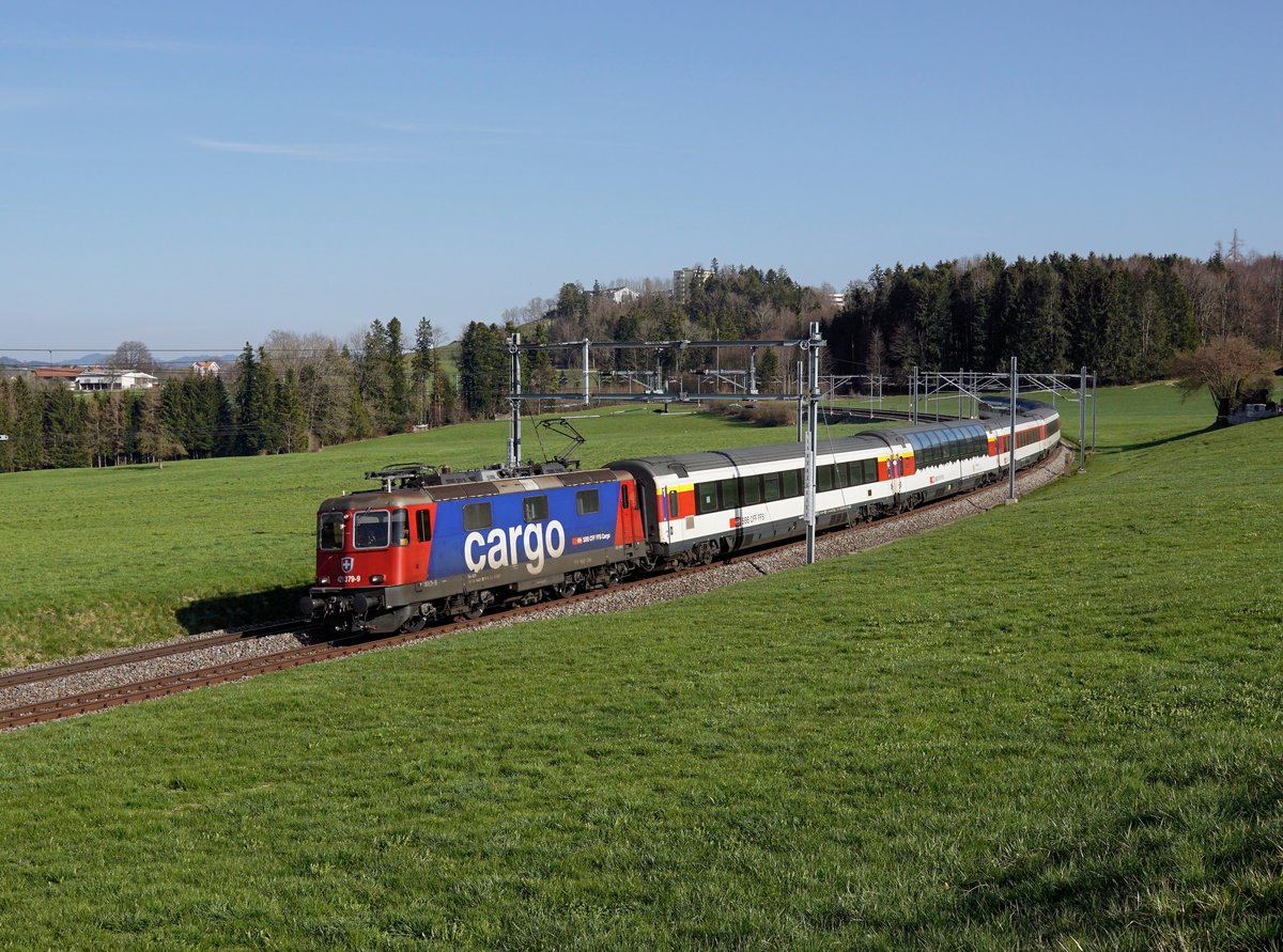 Die Re 421 379 mit EC nach Zürich am 30.03.2019 unterwegs bei Flawil.