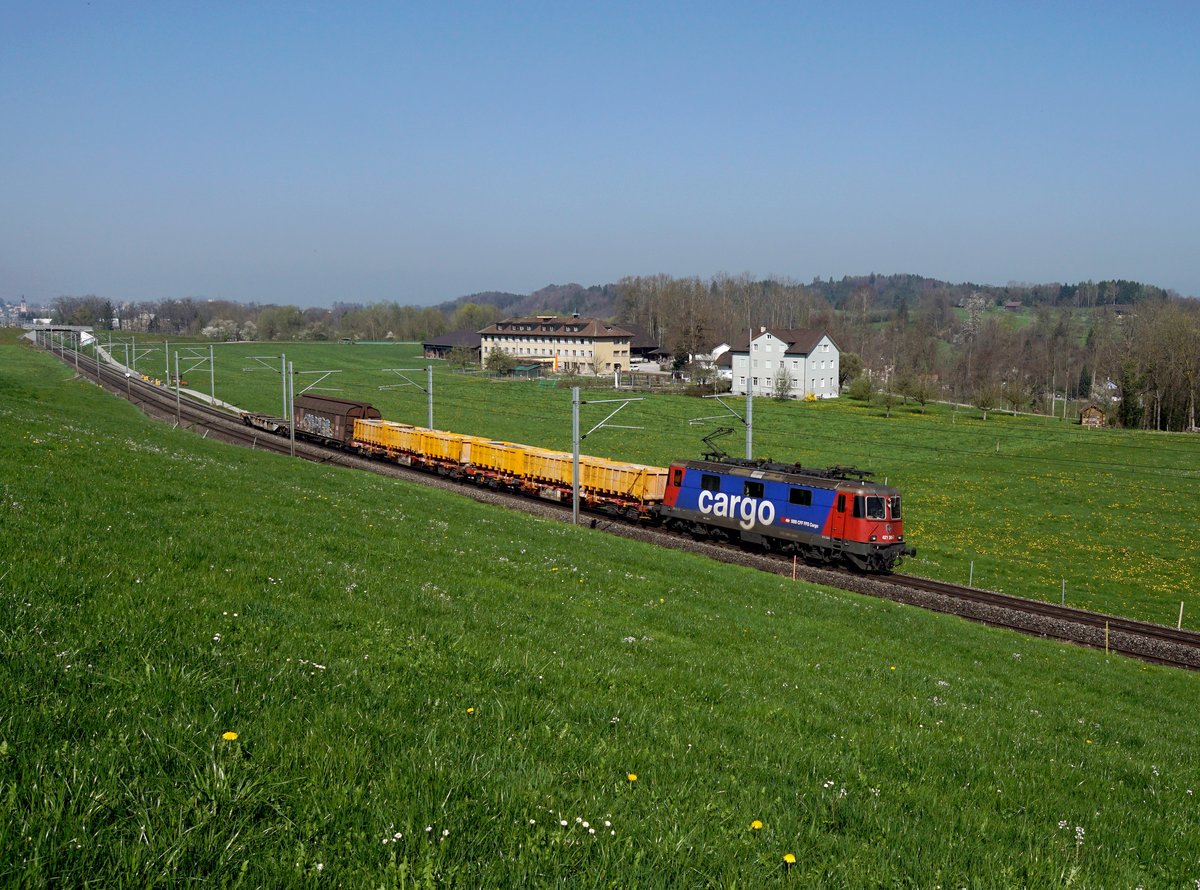 Die Re 421 380 mit einem Güterzug am 08.04.2017 unterwegs bei Gossau.