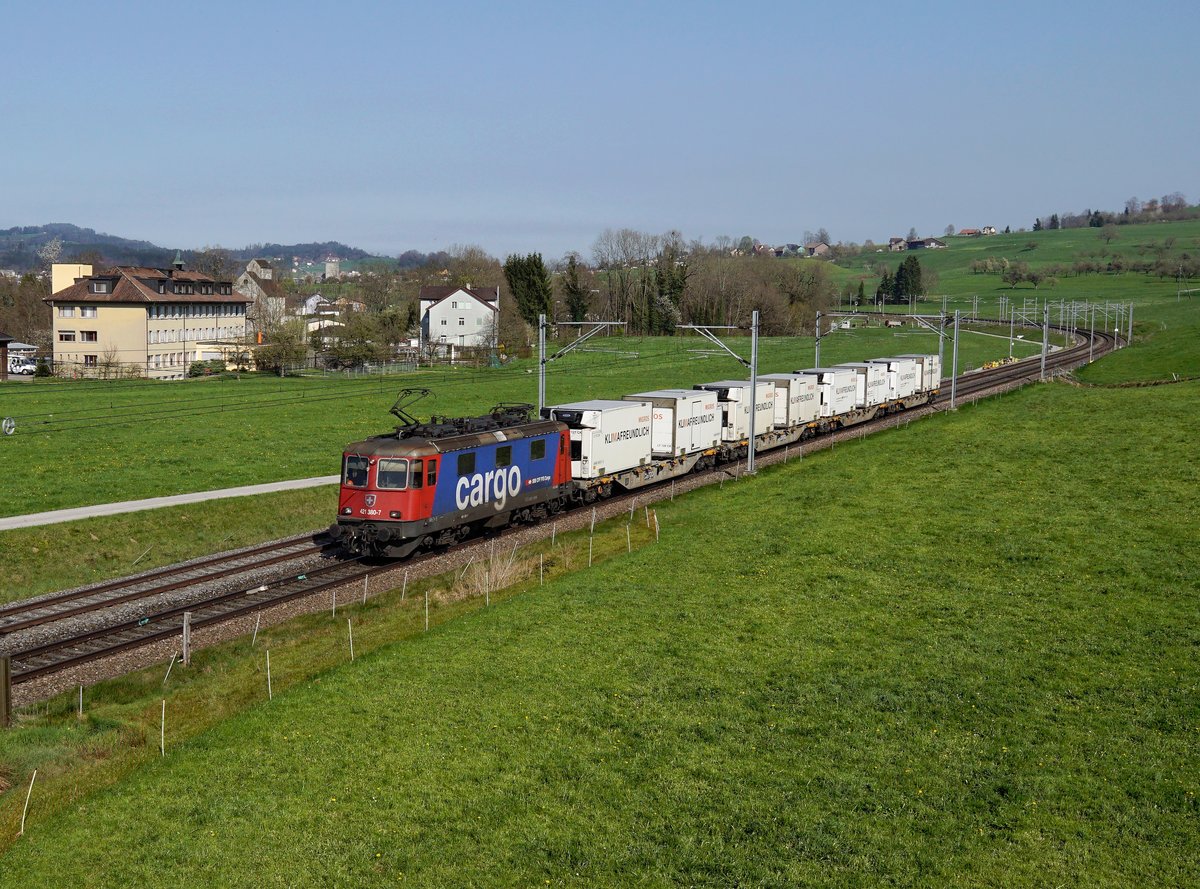 Die Re 421 380 mit einem Containerzug am 08.04.2017 unterwegs bei Gossau.
