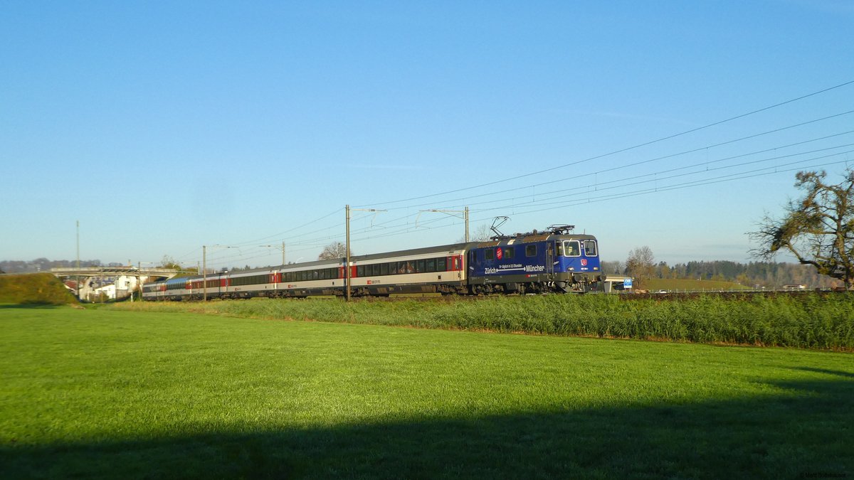 Die Re 421 383 führt den EC 191 von Zürich HB nach Lindau. Planmässig wäre hier eine Doppeltraktion geplant, jedoch hatte die zweite geplante Lok al Vorabend einen Defekt, so dass am Morgen der EC 191 nur einfach geführt wurde. Hier ist sie zwischen Reineck und St. Margrethen unterwegs. 

St. Margrethen 14.11.2020